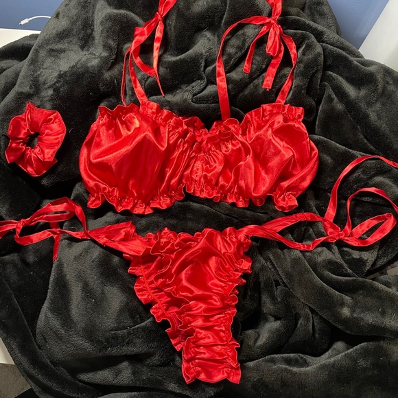 Red lingerie set - Picture 2 of 3